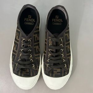 AUTHENTIC Fendi Logo Sneakers with brown laces. With dust bag Size US 10 EU 41